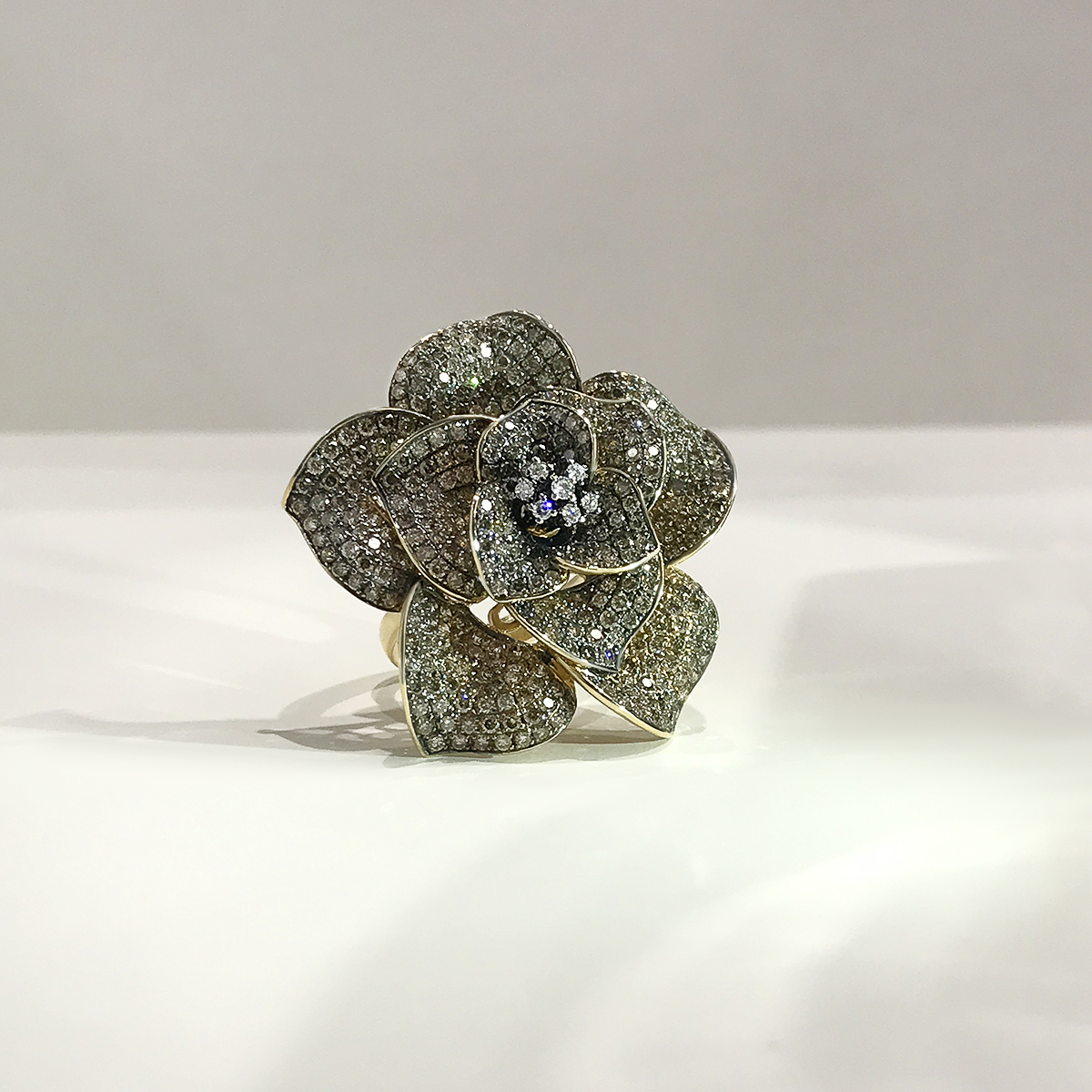 Кольцо в виде цветка, усыпанного коньячными бриллиантами, из желтого золота 750, фото № 2