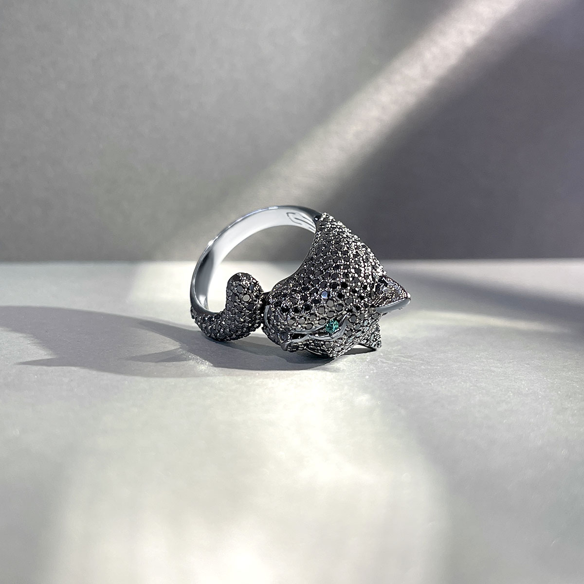 Кольцо Пантера с бриллиантами, изумрудом из белого золота 585, фото № 3