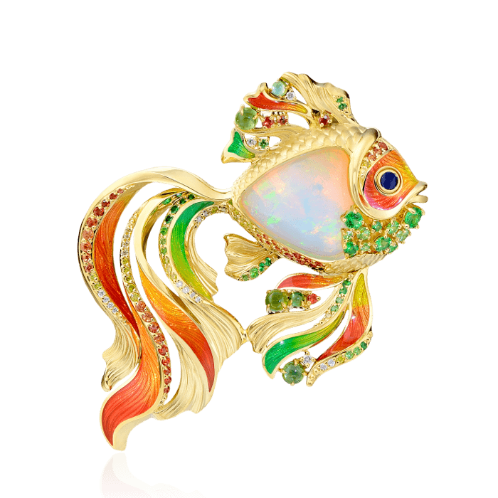 Брошь рыбка с опалом, эмалью, турмалином, демантоидом, тсаворитом, бриллиантами, сапфиром фантазийным из желтого золота 750 пробы (арт. 36166)
