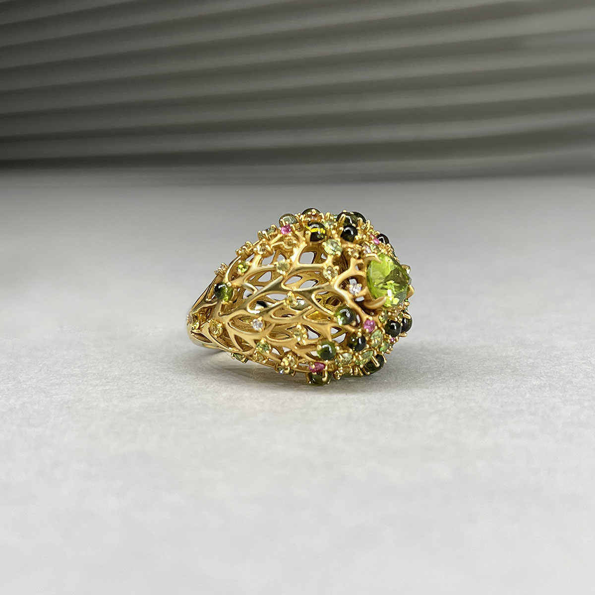 Кольцо с бриллиантами, хризолитом, турмалином, демантоидом, тсаворитом, сапфиром фантазийным из желтого золота 750 пробы, фото № 3