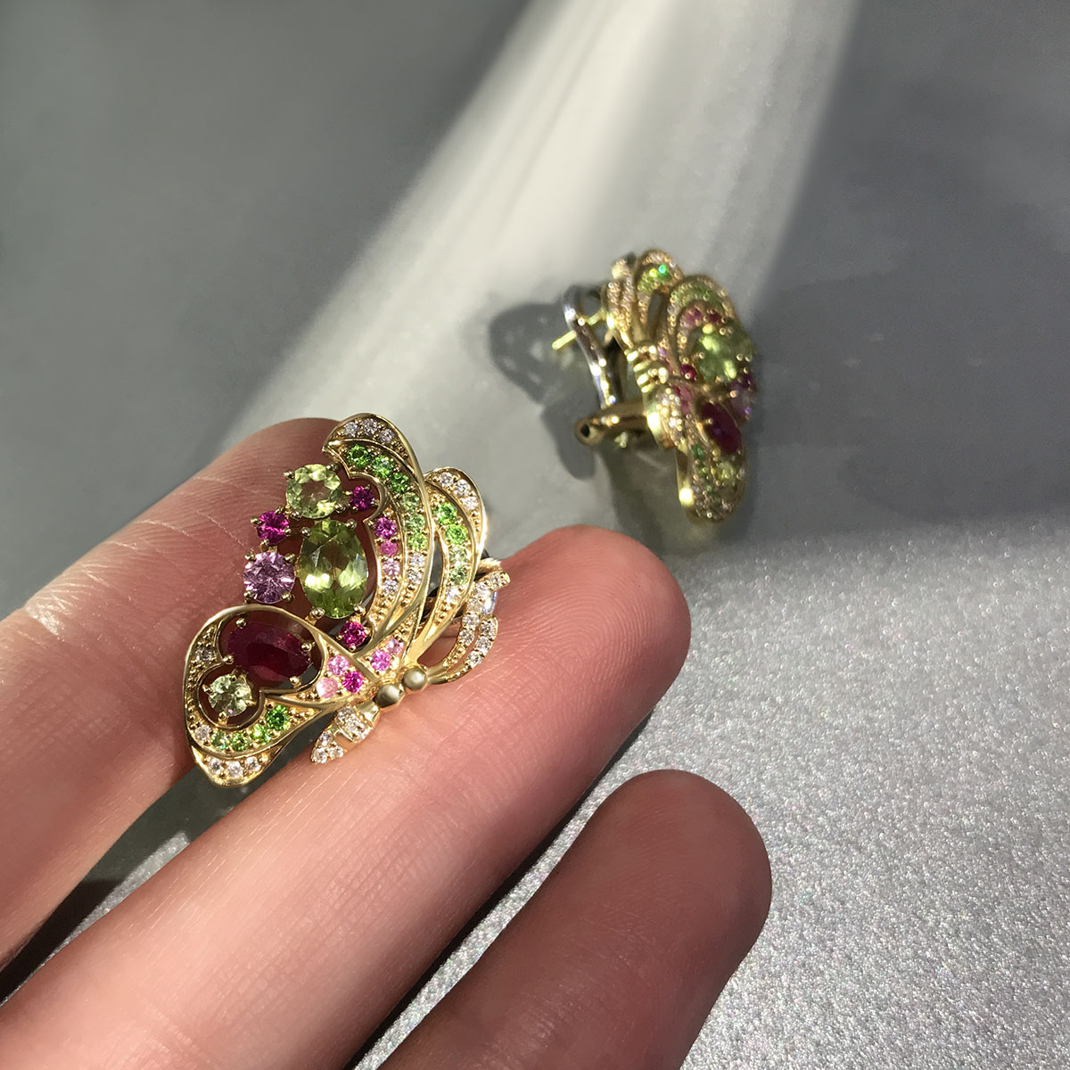 Серьги Бабочки с цветными камнями, бриллиантами в желтом золоте 750 пробы, фото № 2