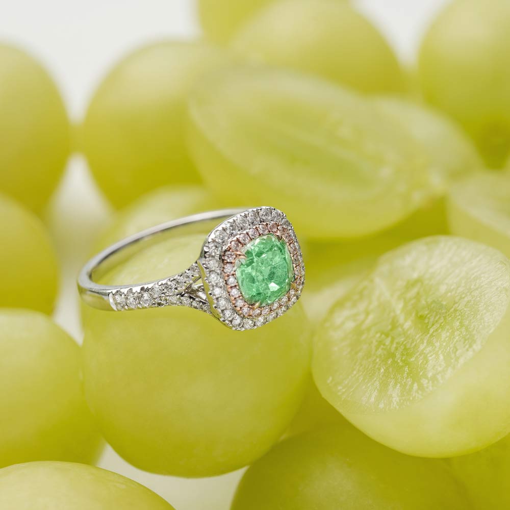 Кольцо со светло-зеленым бриллиантом в обрамлении розовых и белых бриллиантов из белого золота 750, фото № 1