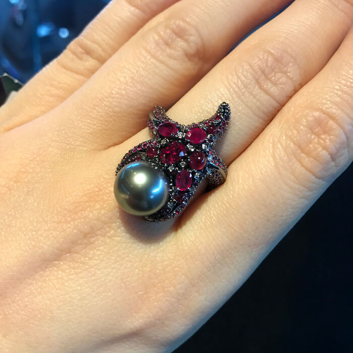 Кольцо Морская звезда с морской жемчужиной, рубинами, розовыми сапфирами и черными бриллиантами в черненом золоте 750 пробы, фото № 3