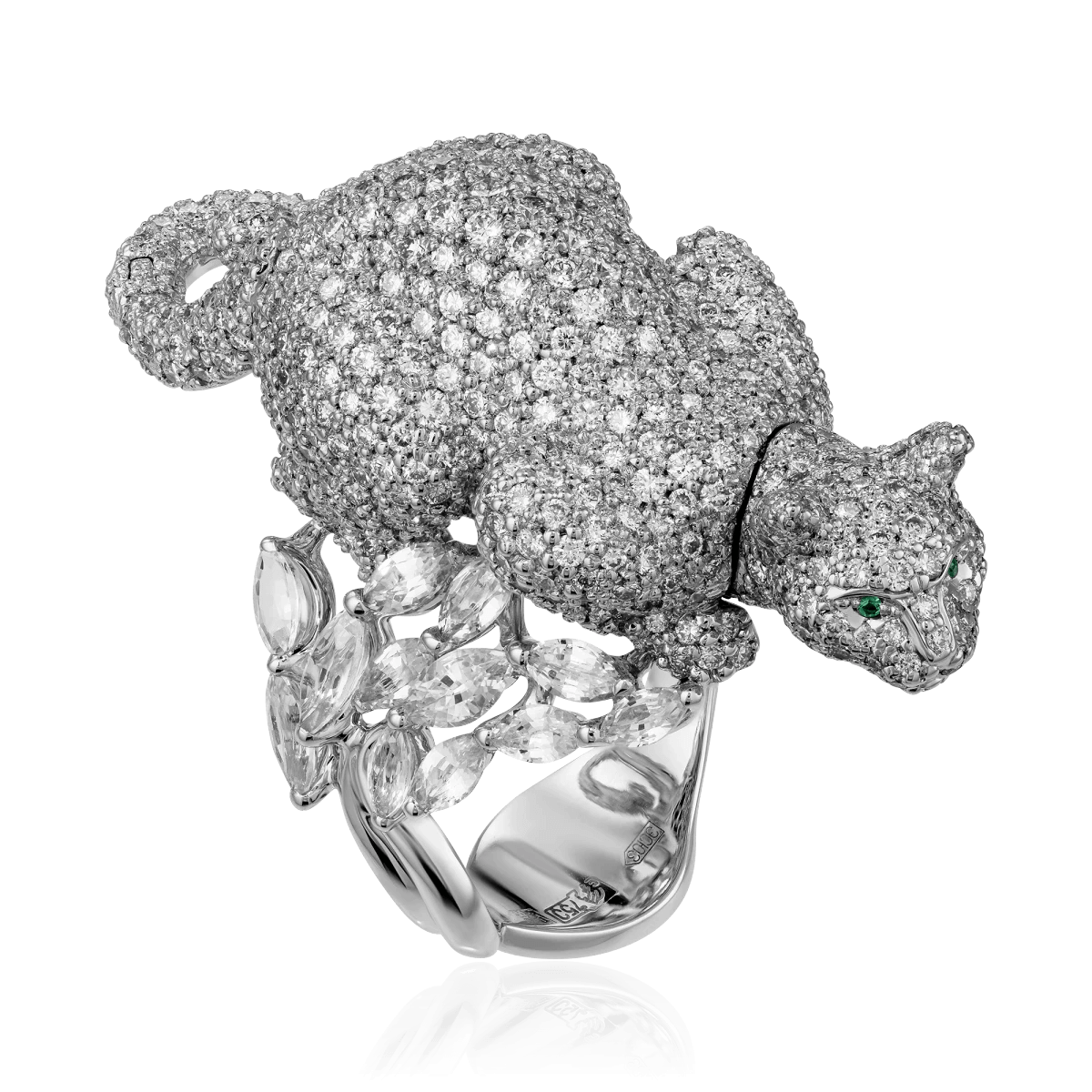 Кольцо в виде кошки с бриллиантами, белыми сапфирами, изумрудом из белого золота 750 пробы, фото № 1