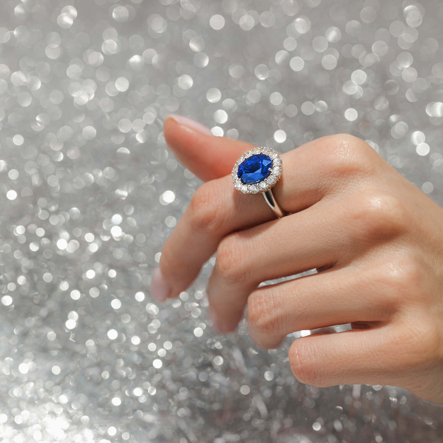 Кольцо с сапфиром Royal Blue, бриллиантами из белого золота 750 пробы (арт. 91422)