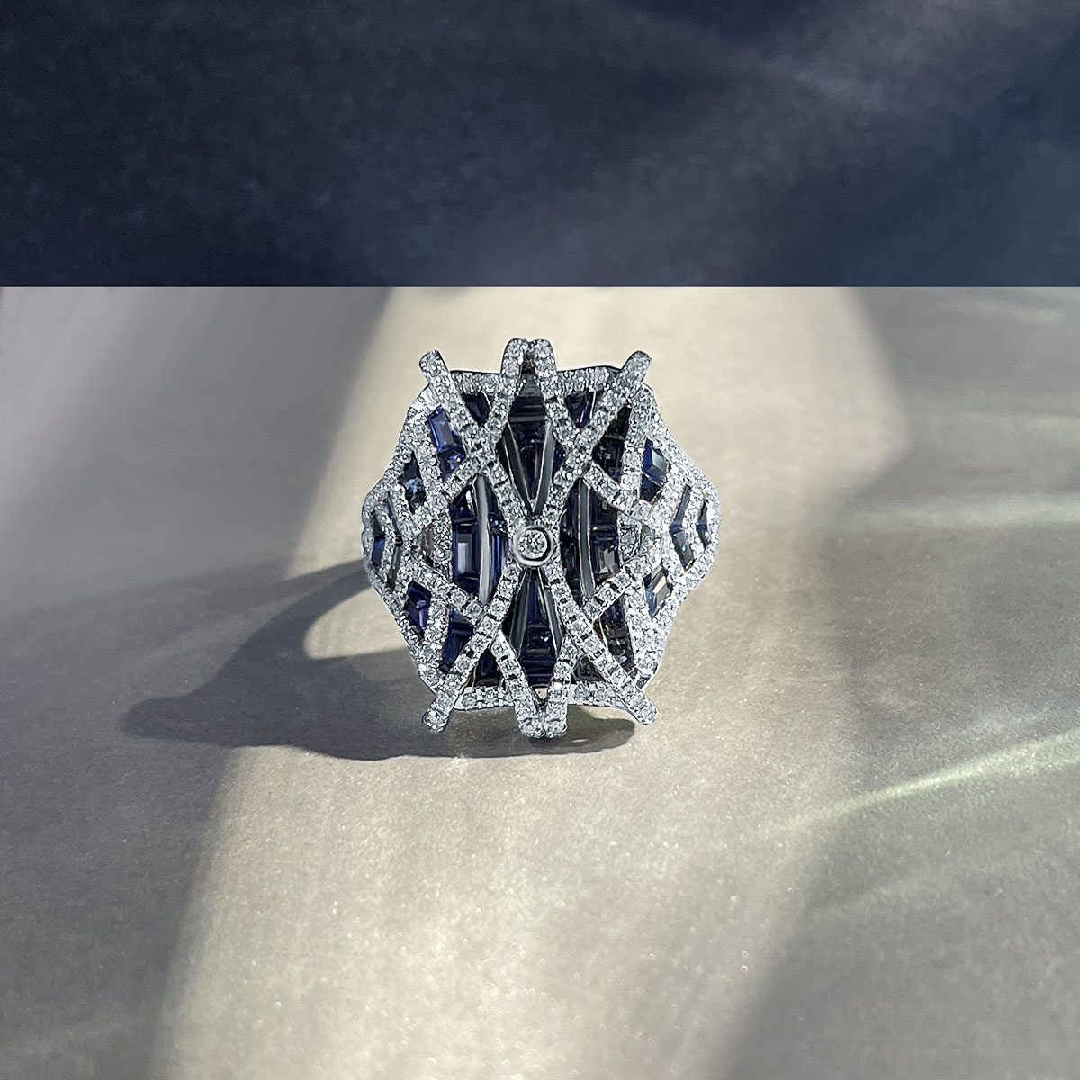 Кольцо с сапфирами, бриллиантами из белого золота 585 пробы, фото № 2