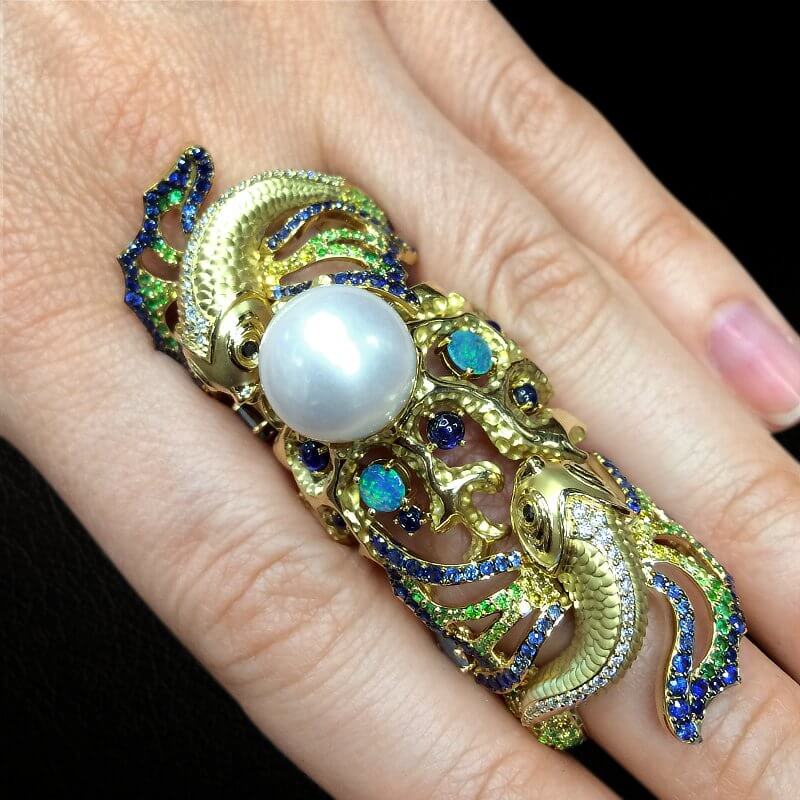 Бандажное кольцо (на весь палец) с жемчугом, бриллиантами, сапфиром, эмалью, тсаворитом, опалом, лунным камнем из желтого золота 750 пробы, фото № 3