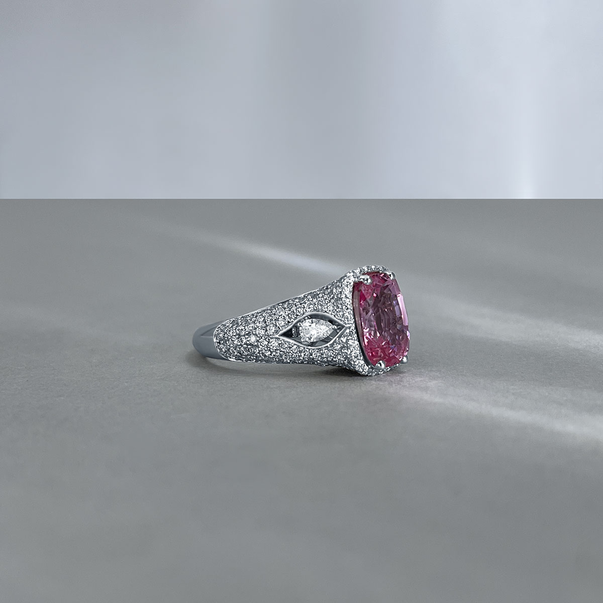 Кольцо с оранжево-розовым сапфиром Падпараджа, бриллиантами из белого золота 750 пробы, фото № 3