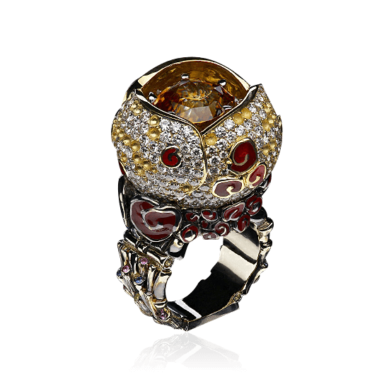 Кольцо с гиацинтом, рубином, бриллиантами, эмалью, цветными сапфирами из комбинированного золота 750 пробы (арт. 21461)