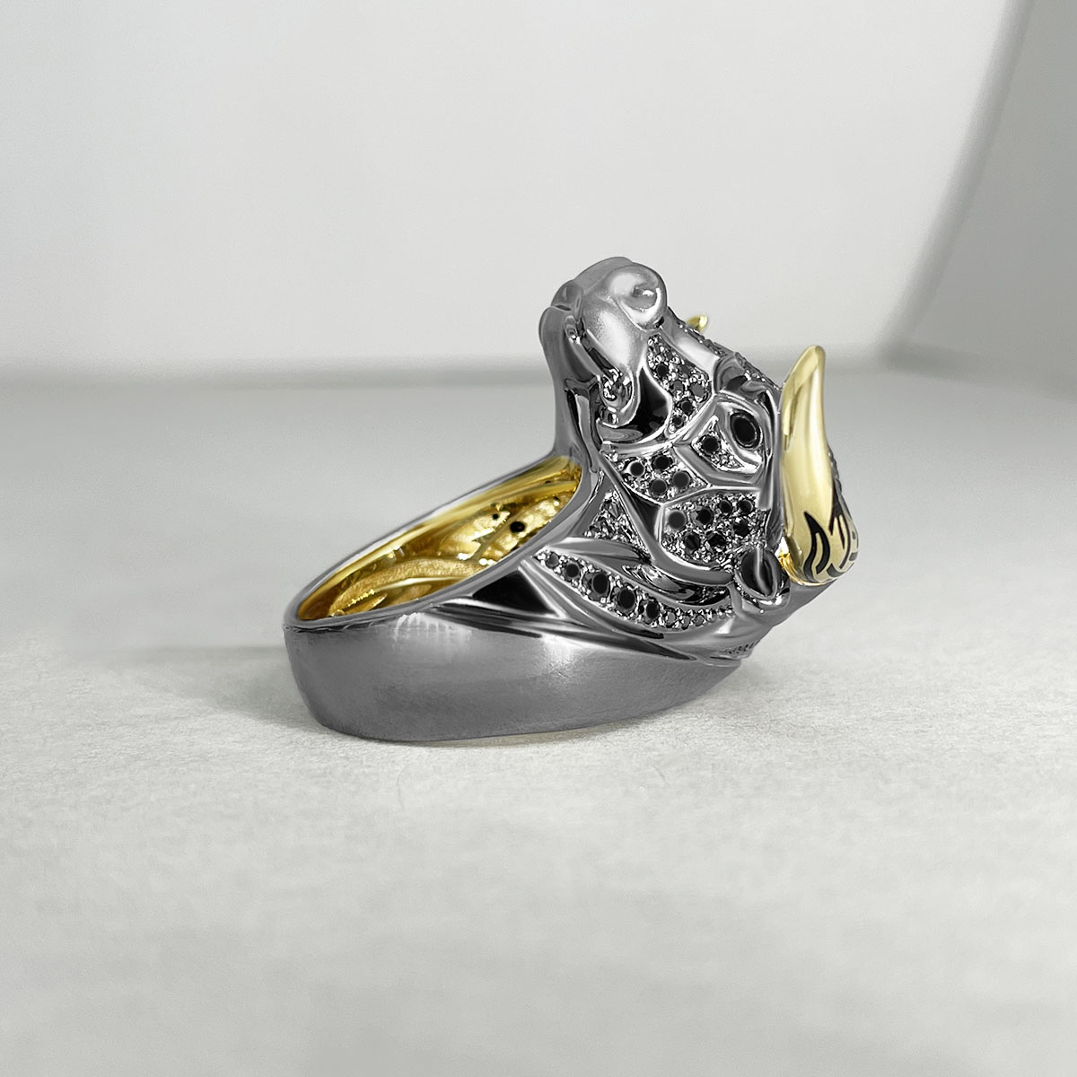 Мужское кольцо Бык с черными бриллиантами и рубинами в желтом золоте 750 пробы, фото № 2