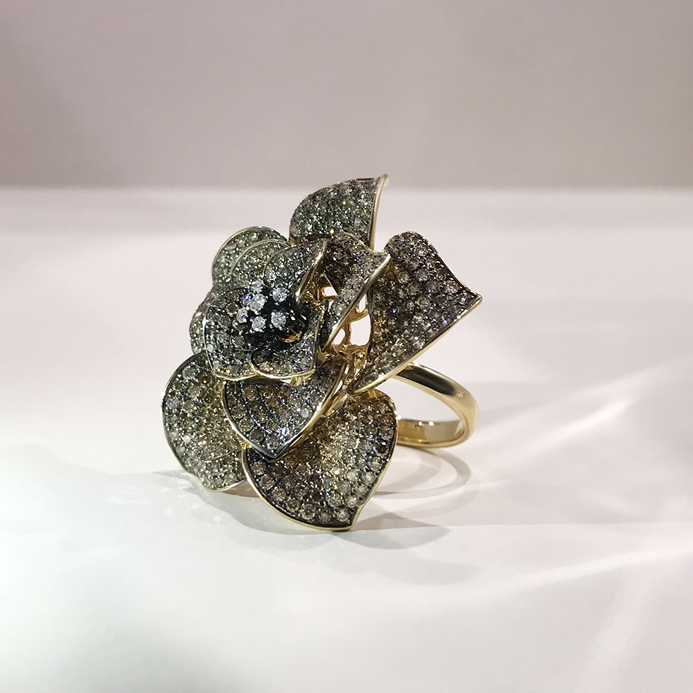 Кольцо в виде цветка, усыпанного коньячными бриллиантами, из желтого золота 750, фото № 3