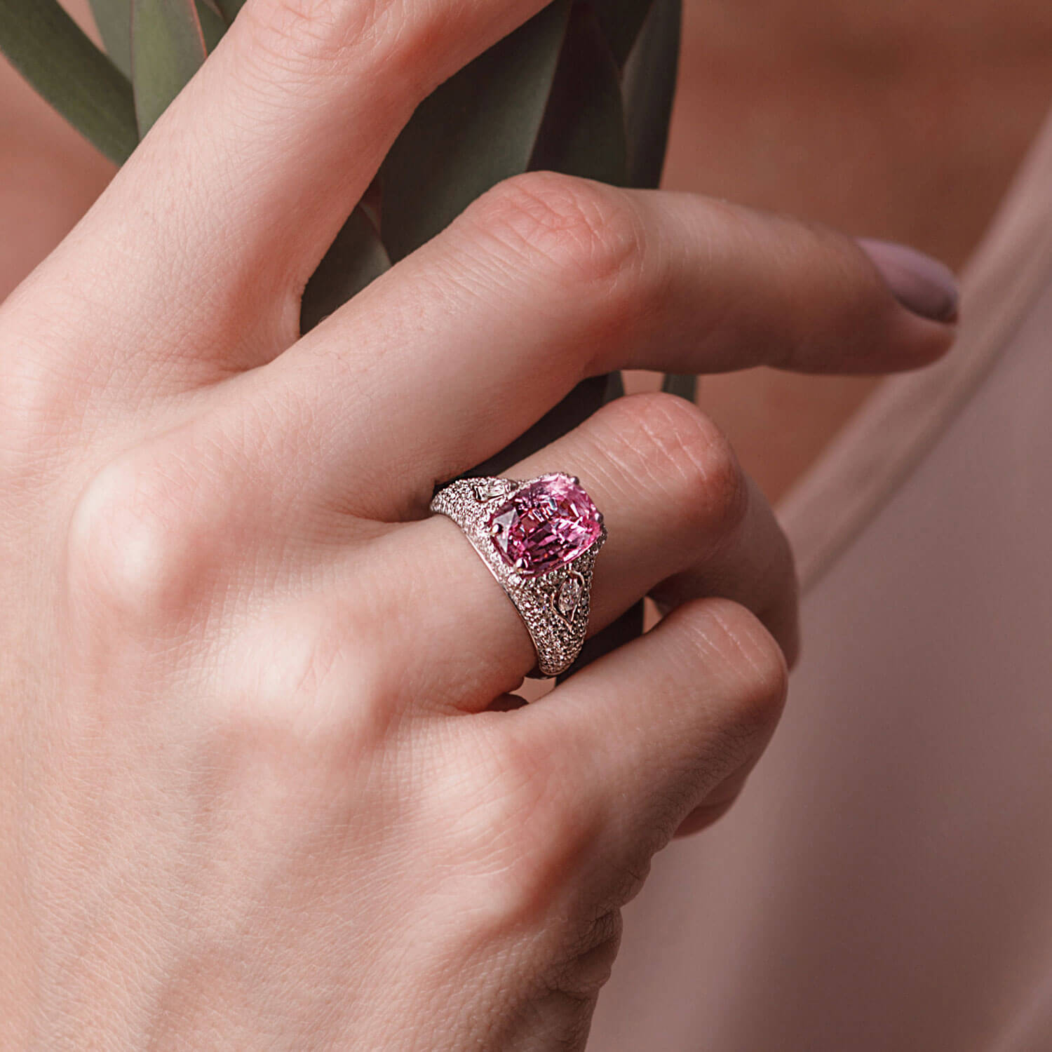 Кольцо с оранжево-розовым сапфиром Падпараджа, бриллиантами из белого золота 750 пробы, фото № 1