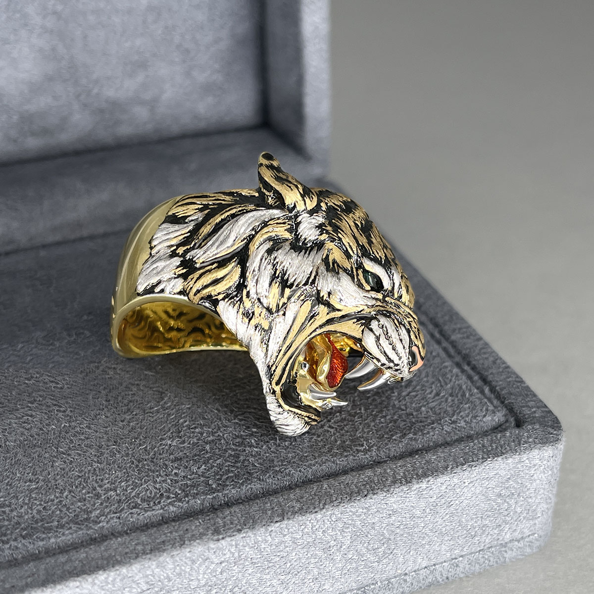 Мужское кольцо тигр с турмалином, эмалью из желтого золота 750 пробы, фото № 3