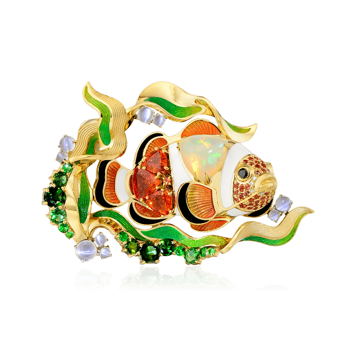 Брошь рыбка-клоун с бриллиантами, эмалью, турмалином, тсаворитом, опалом, сапфиром фантазийным, лунным камнем из желтого золота 750 пробы, фото № 1