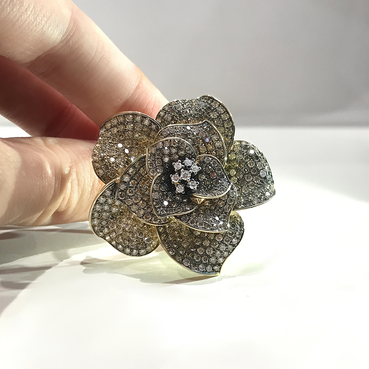 Кольцо в виде цветка, усыпанного коньячными бриллиантами, из желтого золота 750, фото № 4