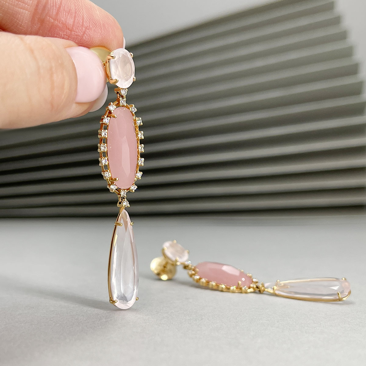 Длинные серьги с молочным и розовым кварцем, бриллиантами из желтого золота 750 пробы, фото № 4