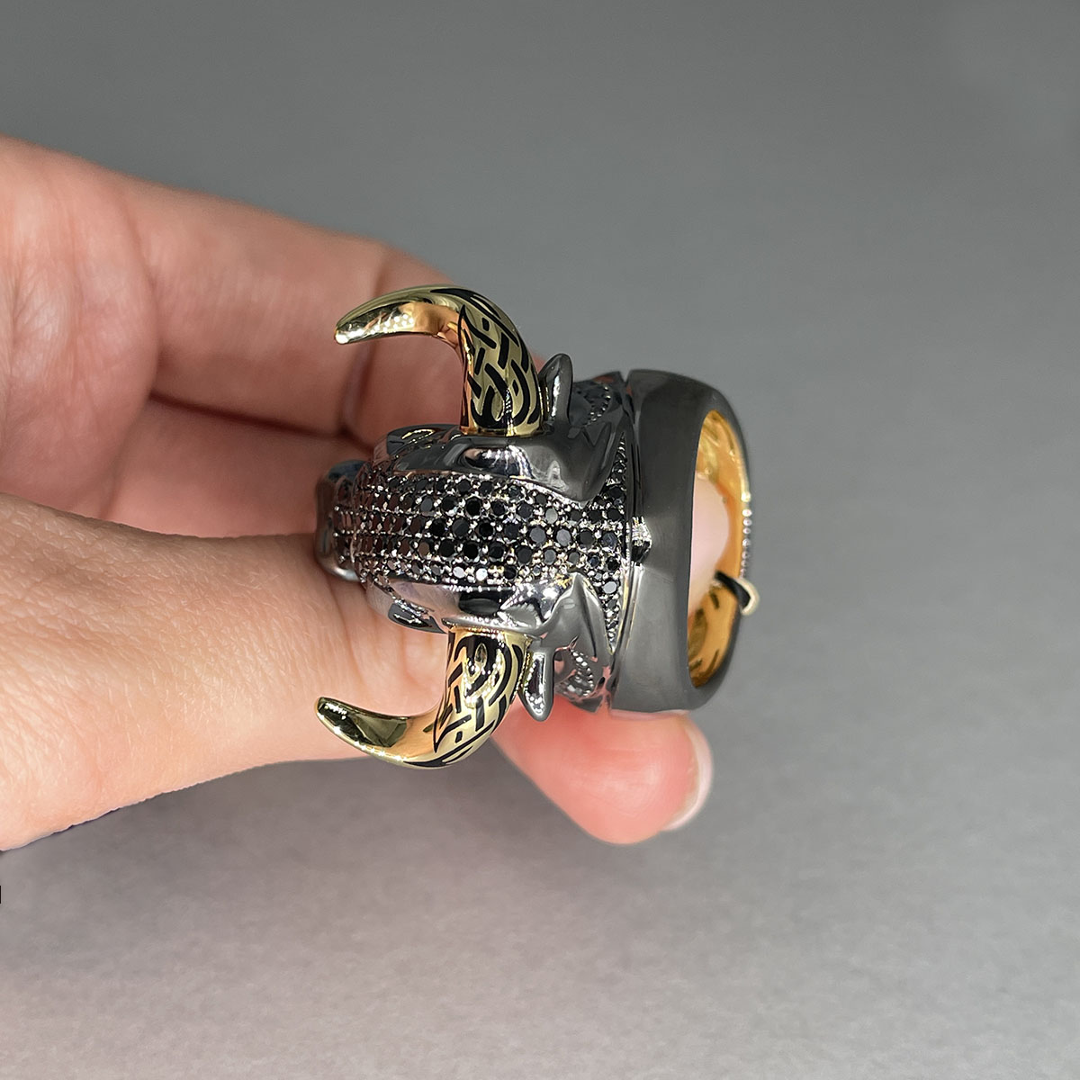 Мужское кольцо Бык с черными бриллиантами и рубинами в желтом золоте 750 пробы, фото № 5