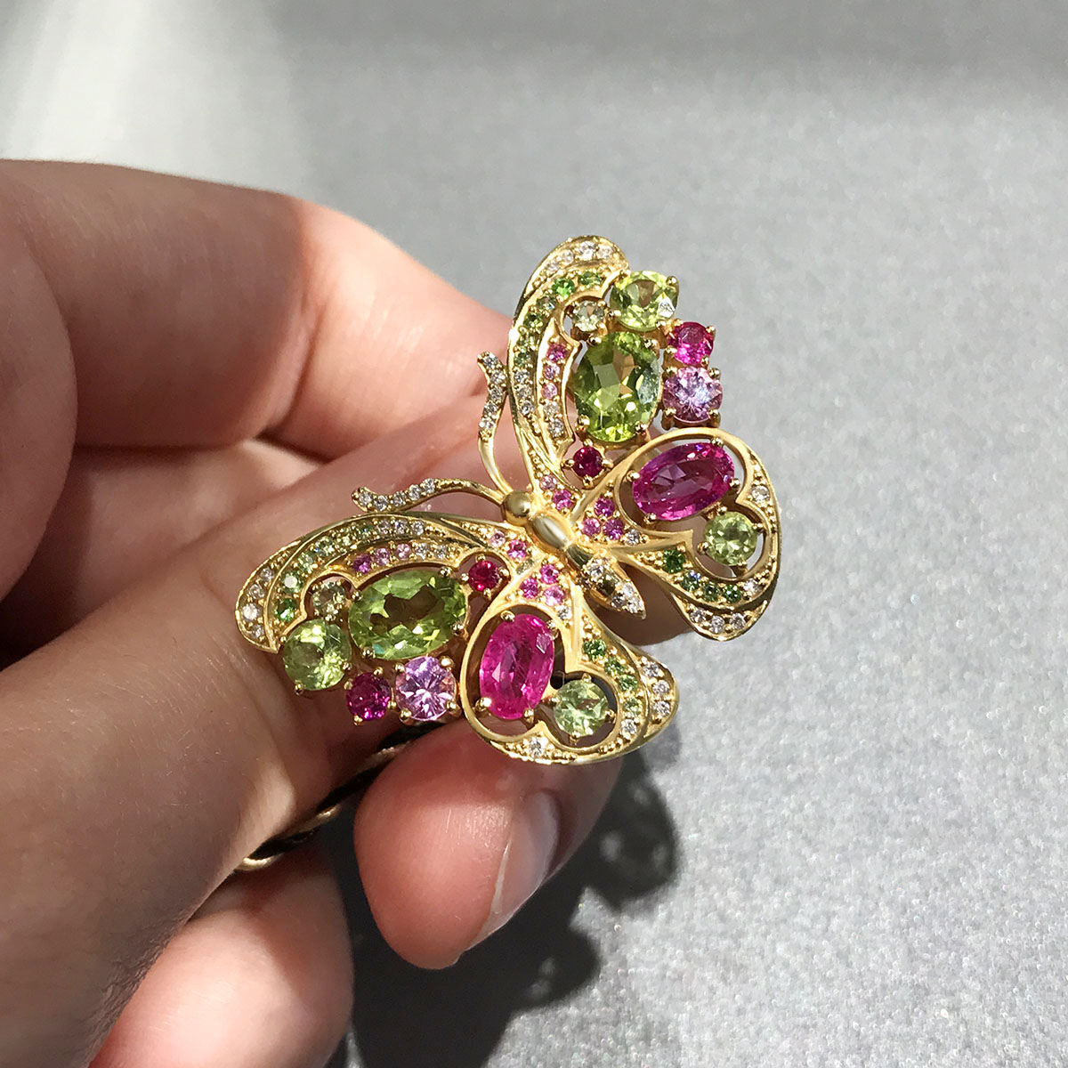 Кольцо Бабочка с цветными камнями и бриллиантами в желтом золоте 750 пробы, фото № 3
