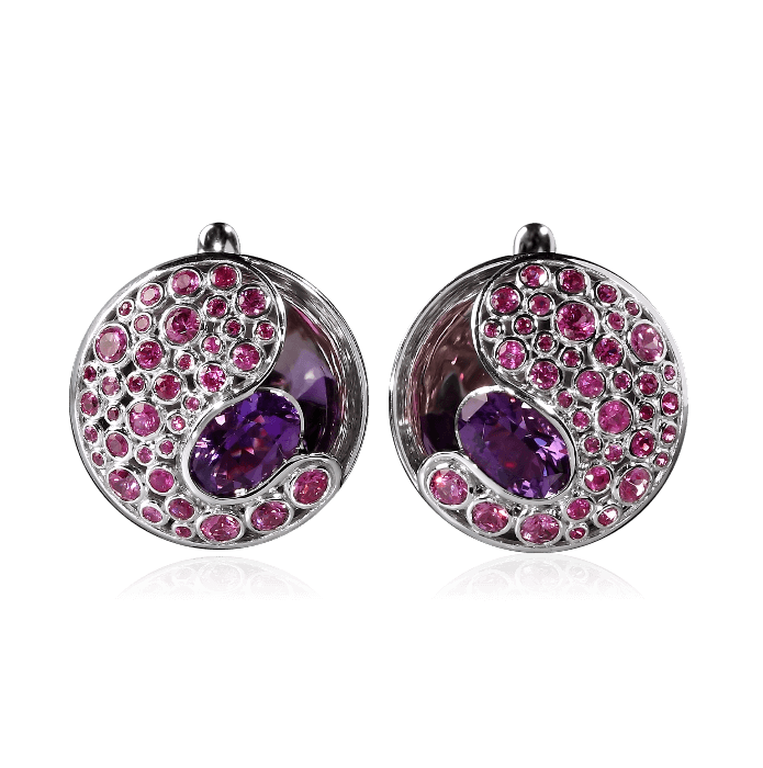 Серьги Bubbles с розовыми сапфирами и аметистами в белом золоте 750 пробы Серьги Bubbles с розовыми сапфирами и аметистами в белом золоте 750 пробыСерьги<br>Серьги Bubbles с розовыми сапфирами и аметистами в белом золоте 750 пробы. Характеристики вставок: 76 розовых сапфиров 1.07, 2 овальных аметиста 1.44. Вес: 7.31 гр.<br>