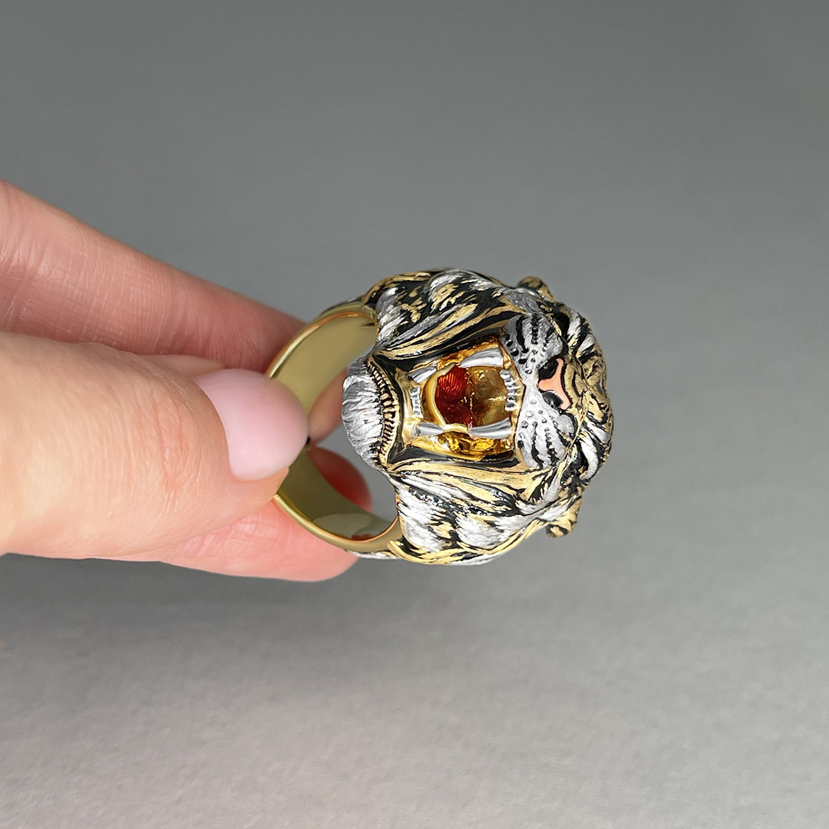Мужское кольцо тигр с турмалином, эмалью из желтого золота 750 пробы, фото № 5