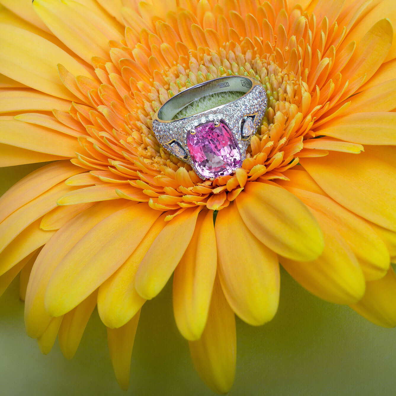 Кольцо с оранжево-розовым сапфиром Падпараджа, бриллиантами из белого золота 750 пробы, фото № 9
