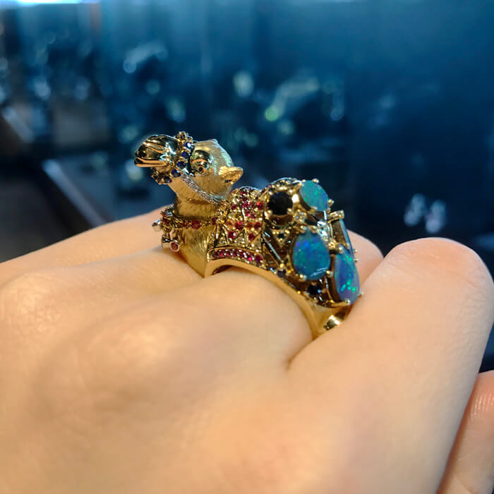 Кольцо Верблюд с рубином, сапфиром, бриллиантами, опалом из желтого золота 750 пробы, фото № 2