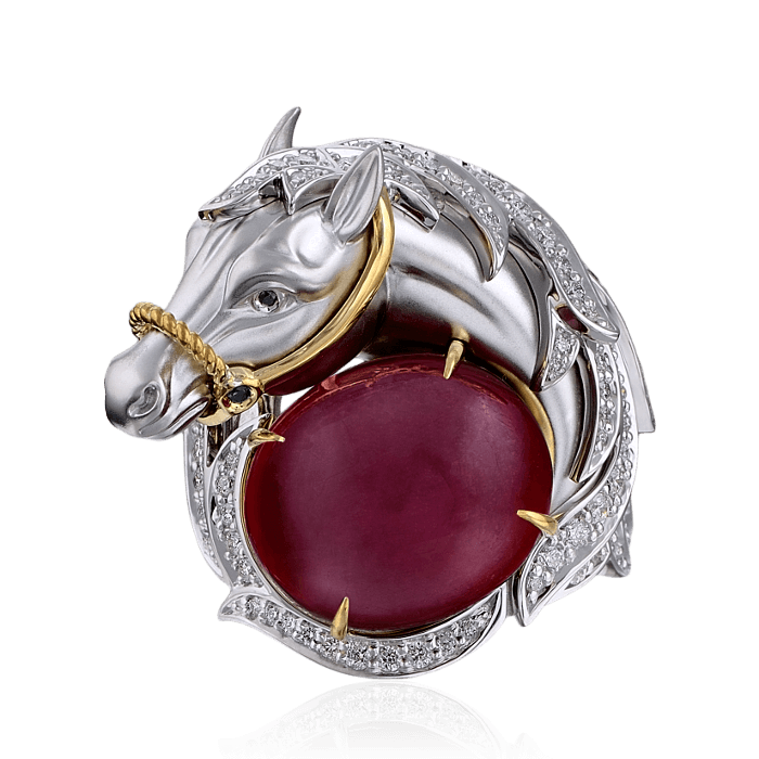 Кольцо Лошадка с рубином, сапфирами, бриллиантами в белом золоте 750 пробы, фото № 3