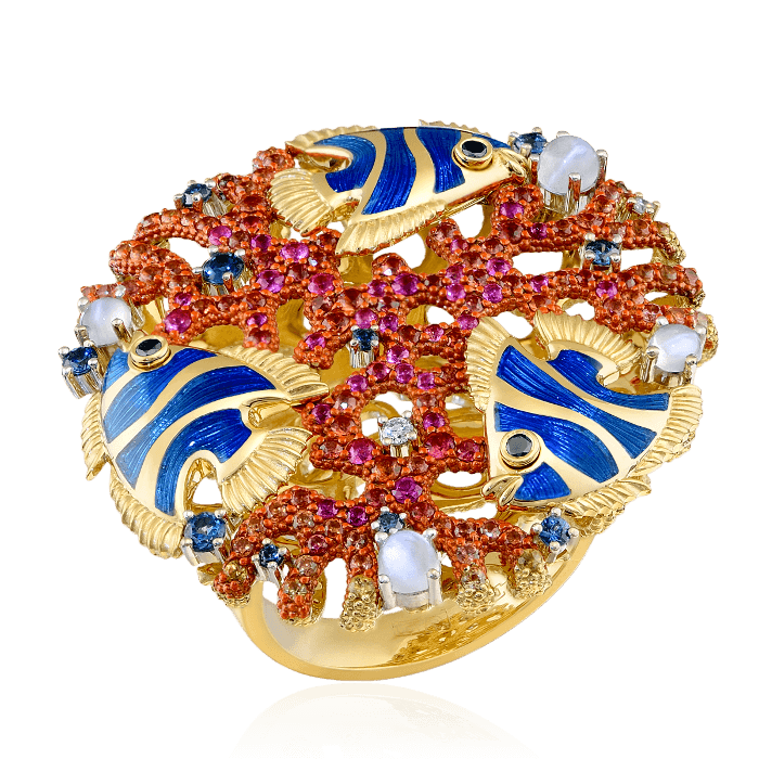 Кольцо морское с топазом, сапфиром, бриллиантами, эмалью, сапфиром фантазийным, лунным камнем из желтого золота 750 пробы (арт. 43758)
