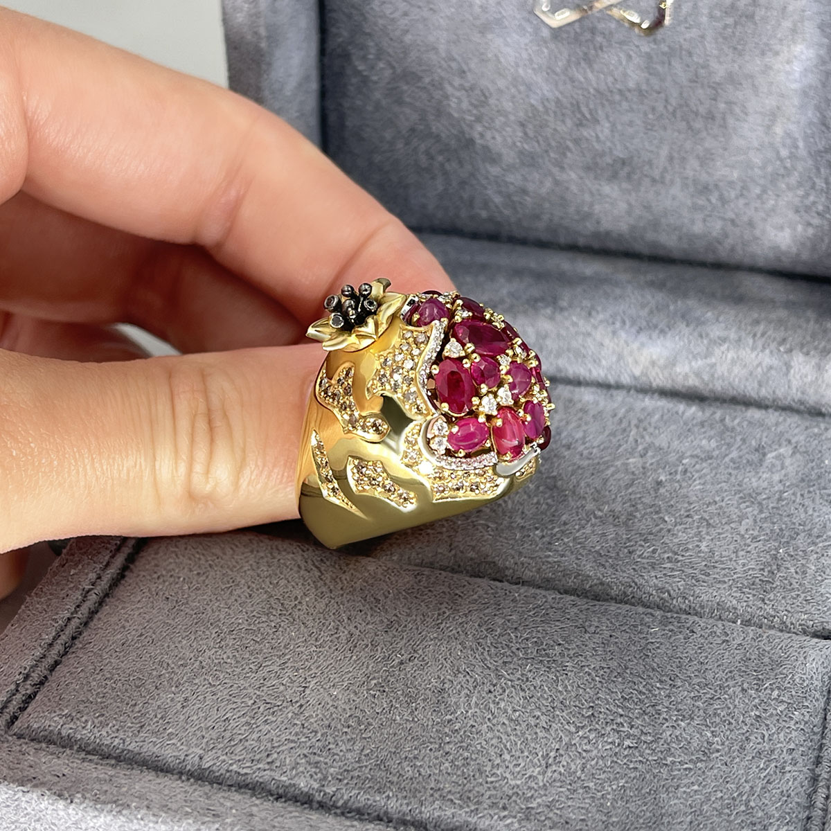 Кольцо Гранат с рубинами и бриллиантами в желтом золоте 750 пробы, фото № 3