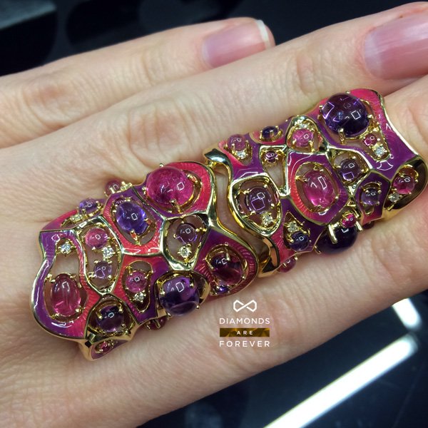 Бандажное кольцо (на весь палец) с бриллиантами, аметистами и турмалинами, эмалью в желтом золоте 750 пробы, фото № 2