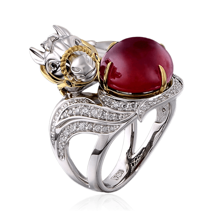 Кольцо Лошадка с рубином, сапфирами, бриллиантами в белом золоте 750 пробы (арт. 28145)