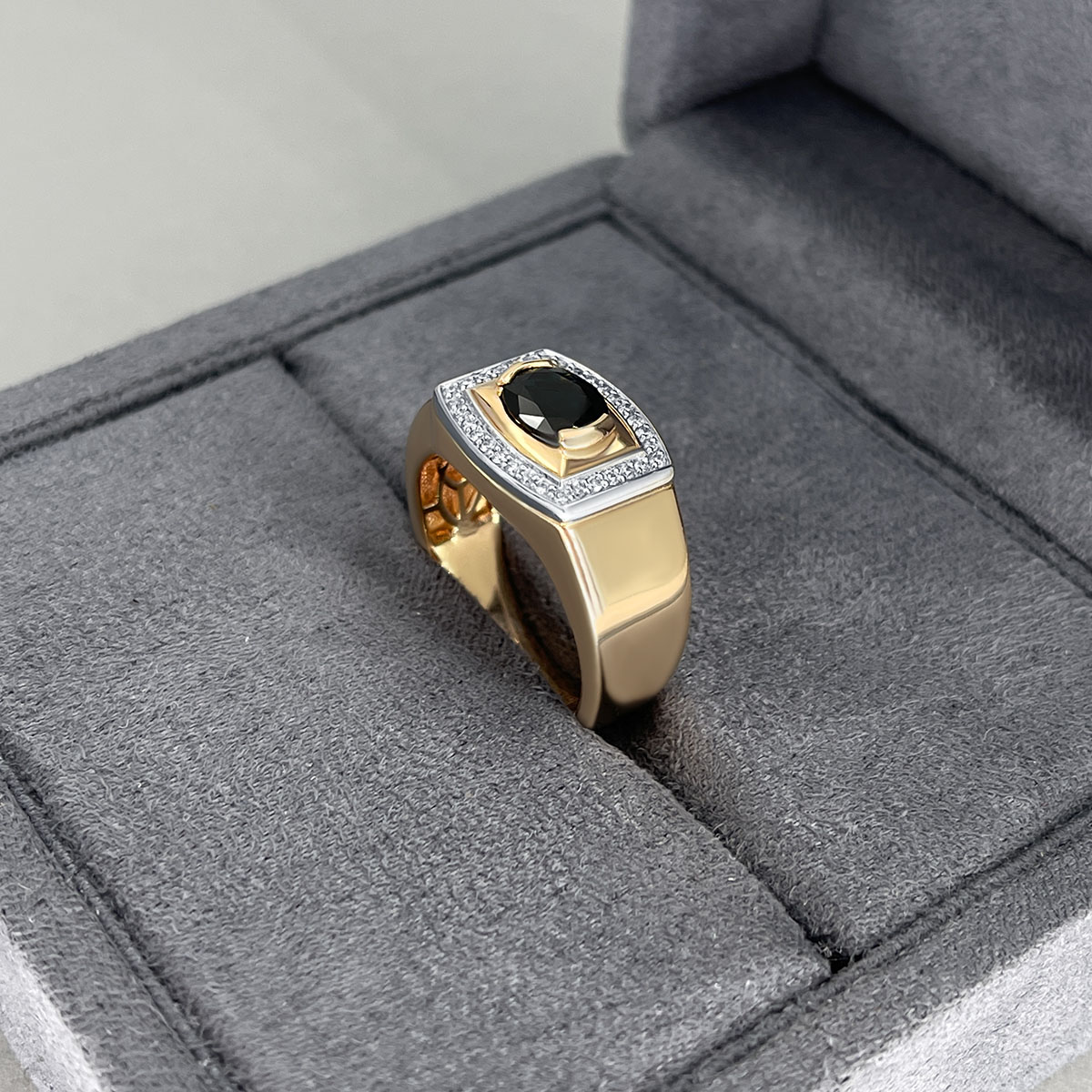 Мужское кольцо с сапфиром, бриллиантами из комбинированного золота 585 пробы, фото № 3