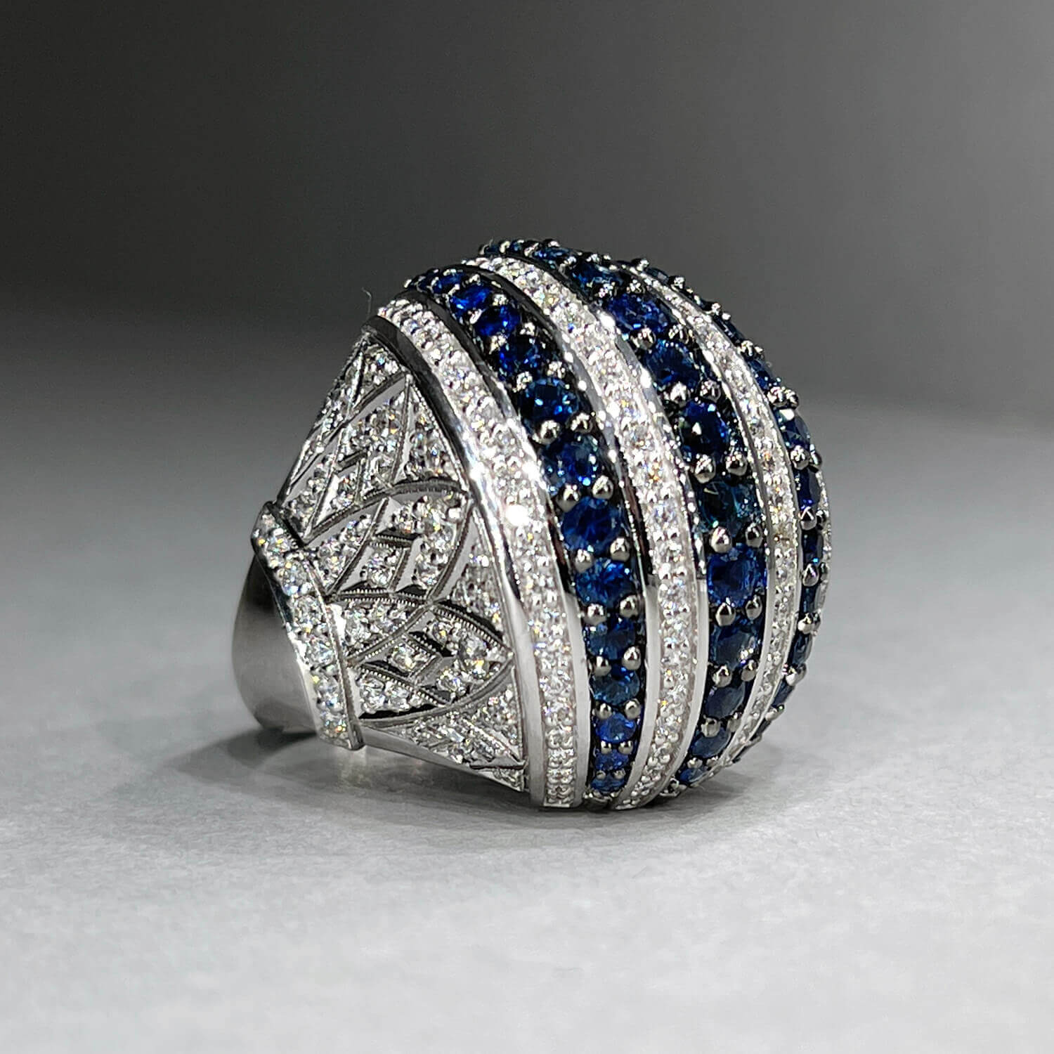 Объемное кольцо с сапфирами и бриллиантами из белого золота 750 пробы, фото № 1