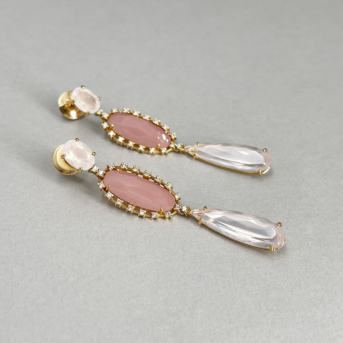 Длинные серьги с молочным и розовым кварцем, бриллиантами из желтого золота 750 пробы, фото № 3