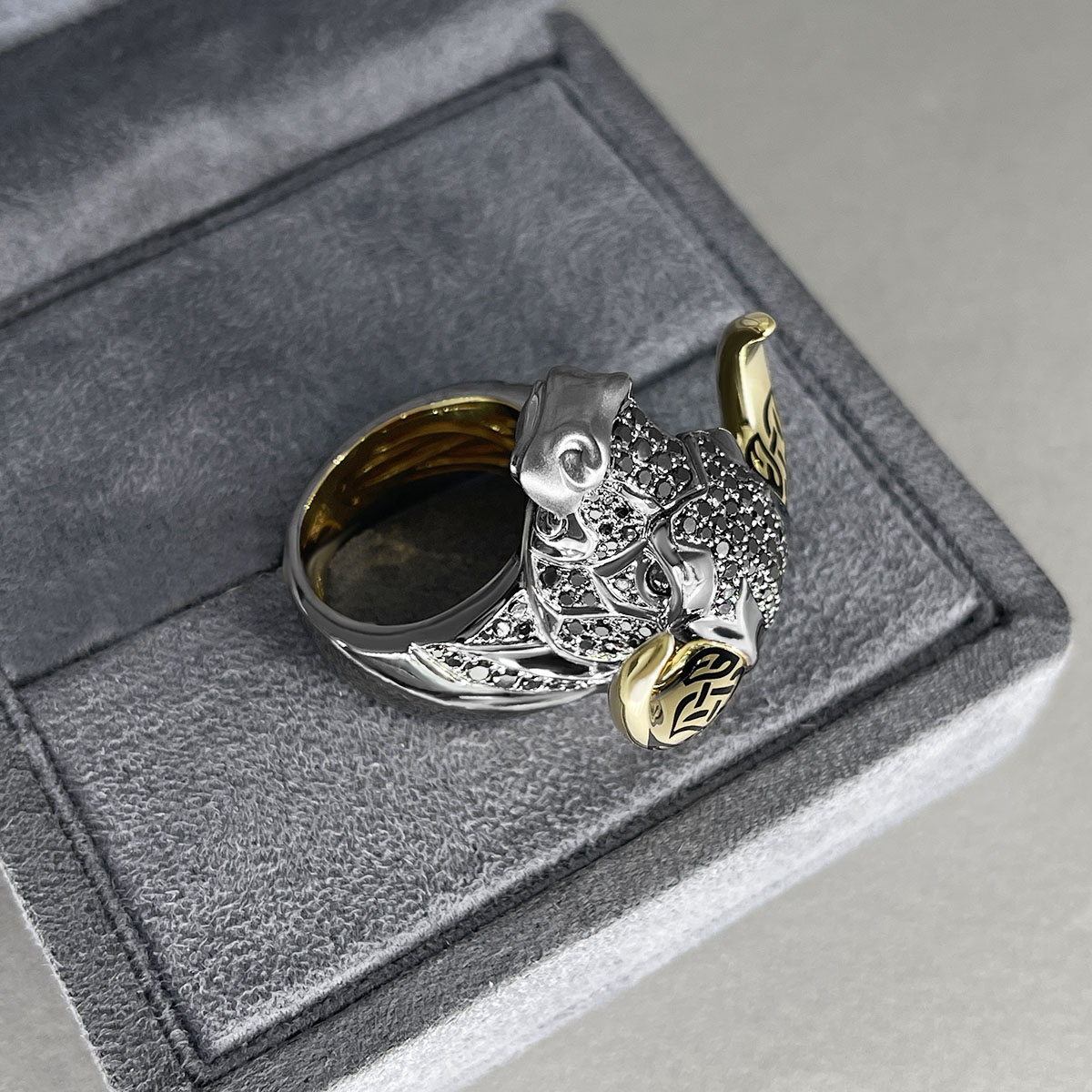 Мужское кольцо Бык с черными бриллиантами и рубинами в желтом золоте 750 пробы, фото № 3