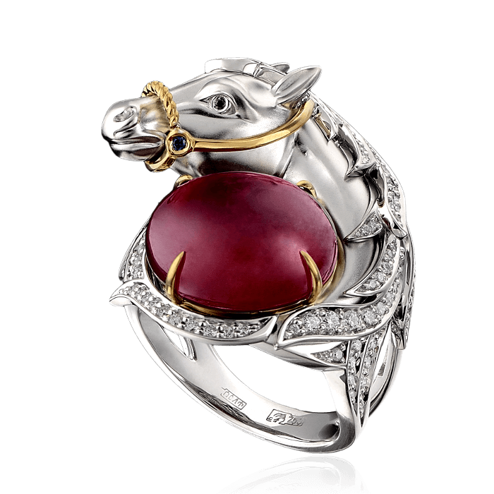 Кольцо Лошадка с рубином, сапфирами, бриллиантами в белом золоте 750 пробы, фото № 2