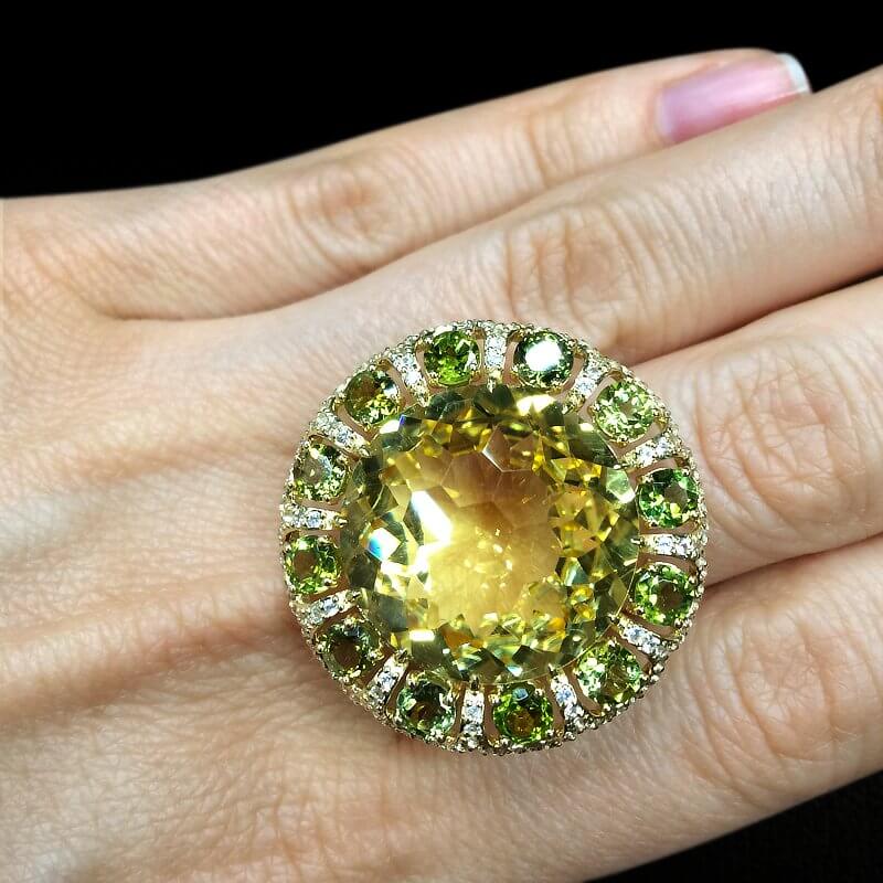 Коктейльное кольцо с лимонным кварцем, белыми сапфирами, зелеными турмалинами из желтого золота 585 пробы, фото № 2