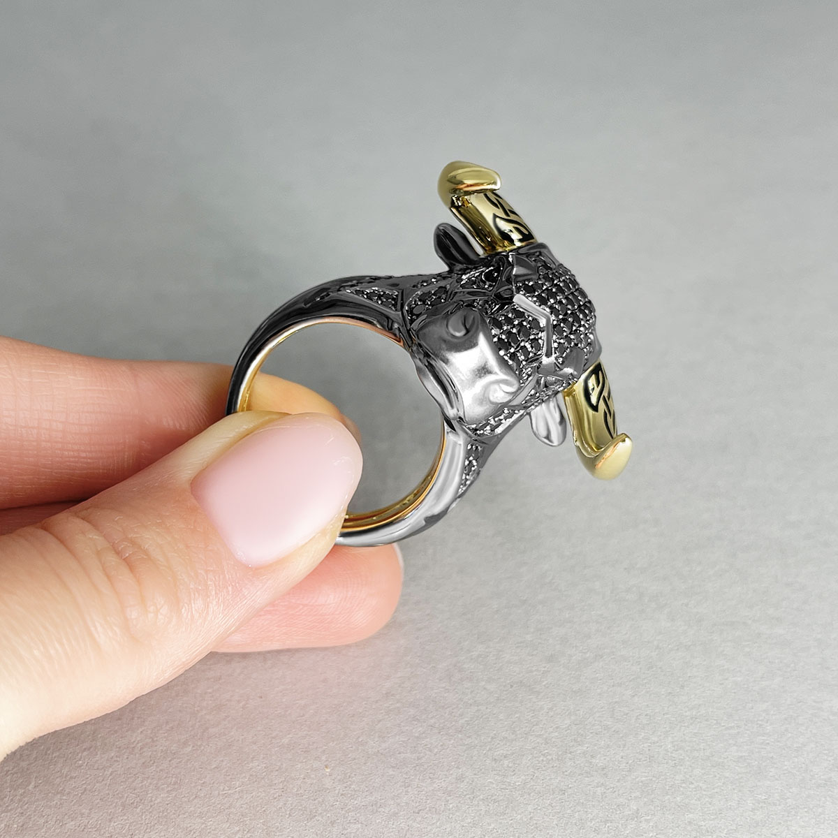 Мужское кольцо Бык с черными бриллиантами и рубинами в желтом золоте 750 пробы, фото № 4