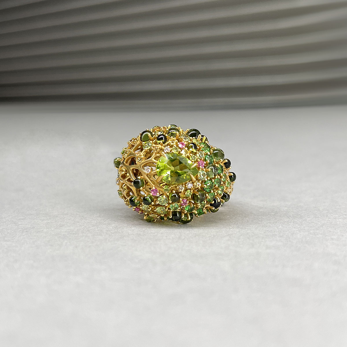 Кольцо с бриллиантами, хризолитом, турмалином, демантоидом, тсаворитом, сапфиром фантазийным из желтого золота 750 пробы, фото № 2