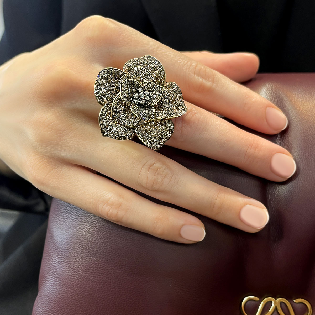Кольцо в виде цветка, усыпанного коньячными бриллиантами, из желтого золота 750, фото № 6