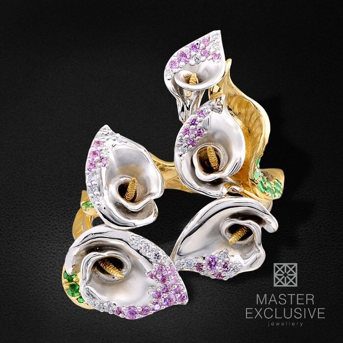 Кольцо с бриллиантами, тсаворитом, цветными сапфирами из комбинированного золота 750 пробы, фото № 2