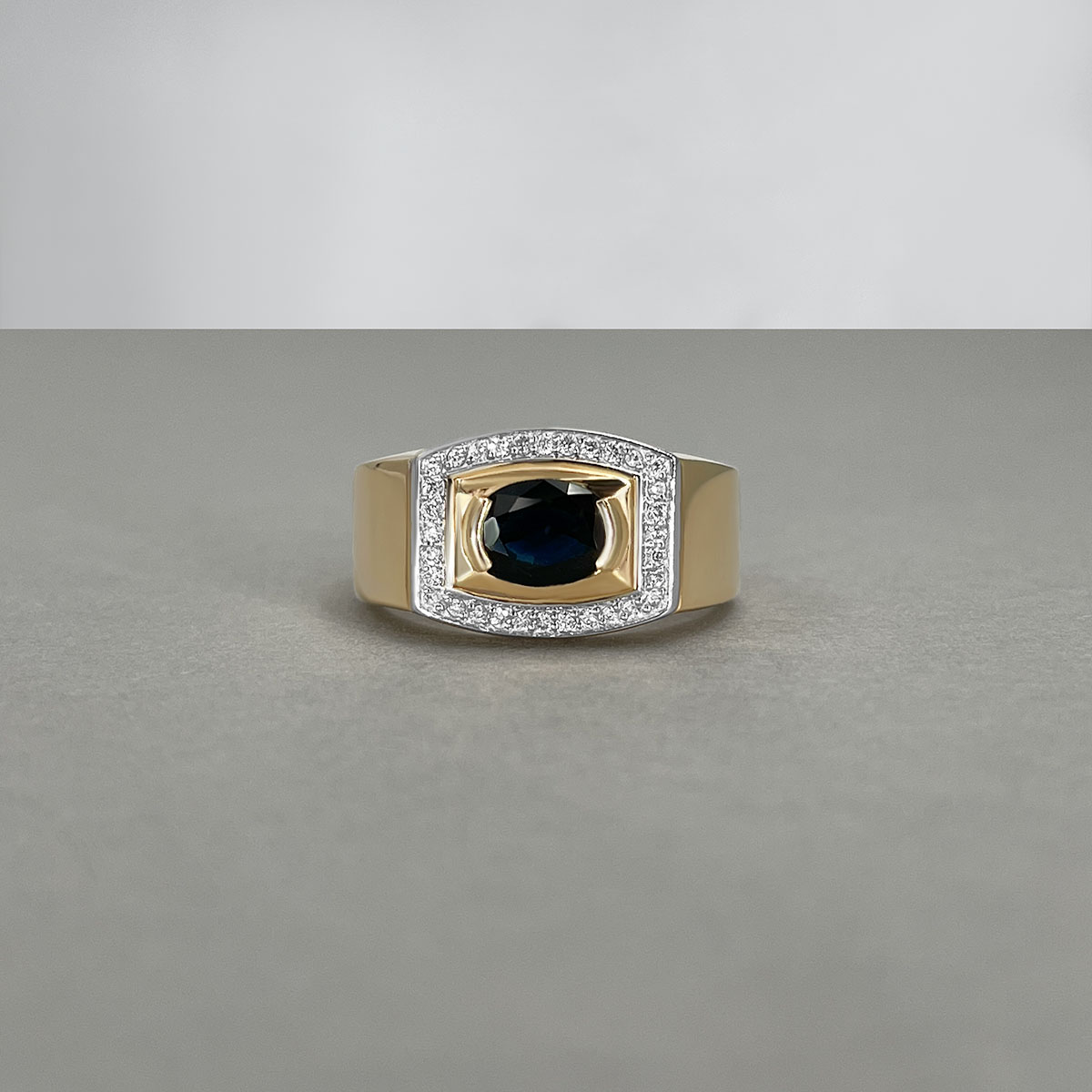 Мужское кольцо с сапфиром, бриллиантами из комбинированного золота 585 пробы, фото № 2