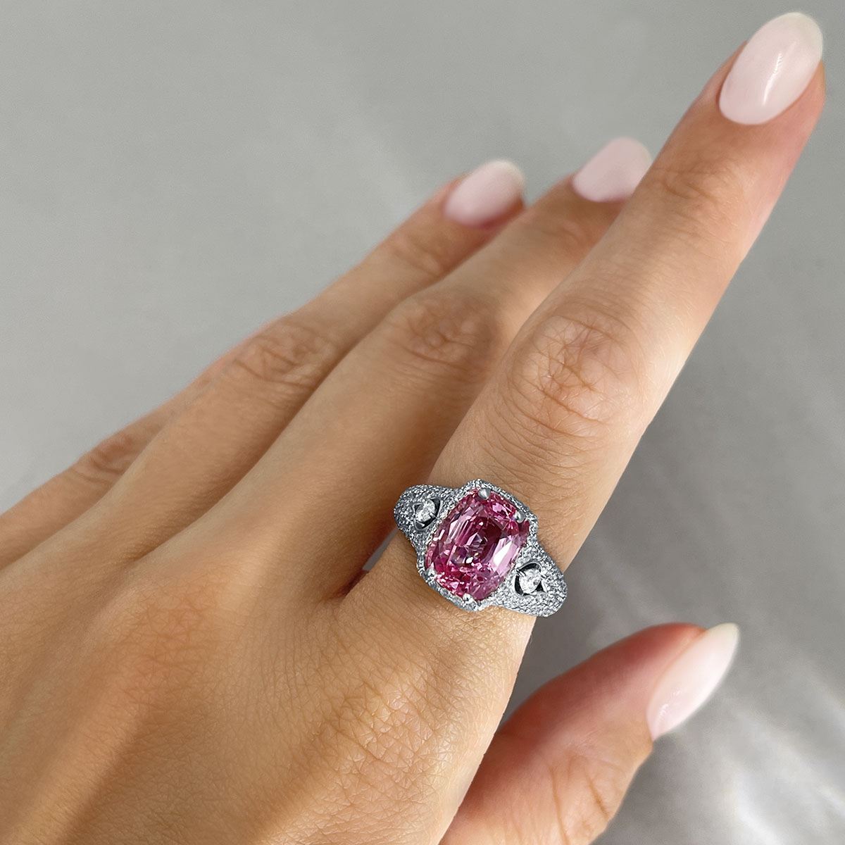 Кольцо с оранжево-розовым сапфиром Падпараджа, бриллиантами из белого золота 750 пробы, фото № 6
