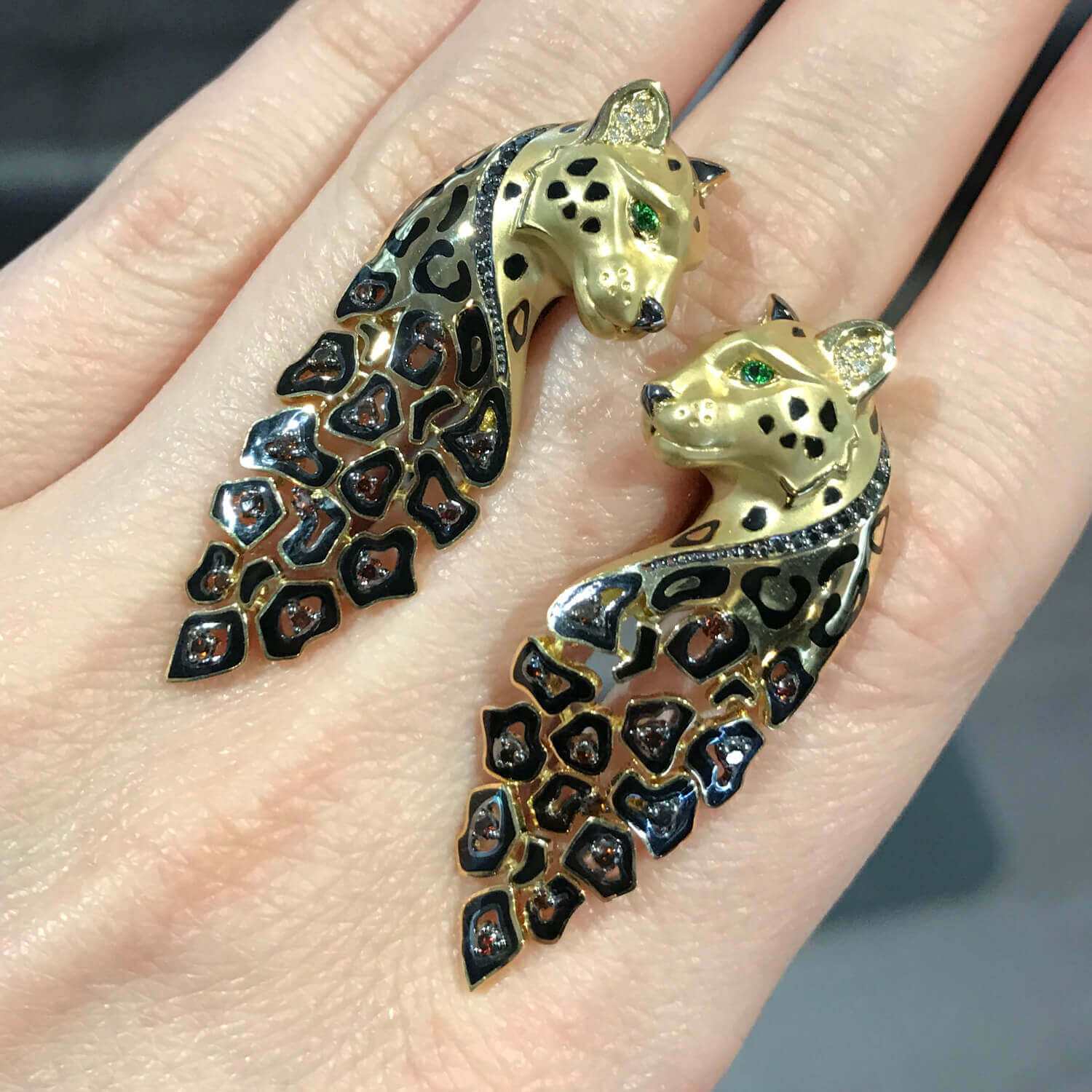 Серьги Леопарды с бриллиантами, эмалью, тсаворитом из желтого золота 750 пробы, фото № 2