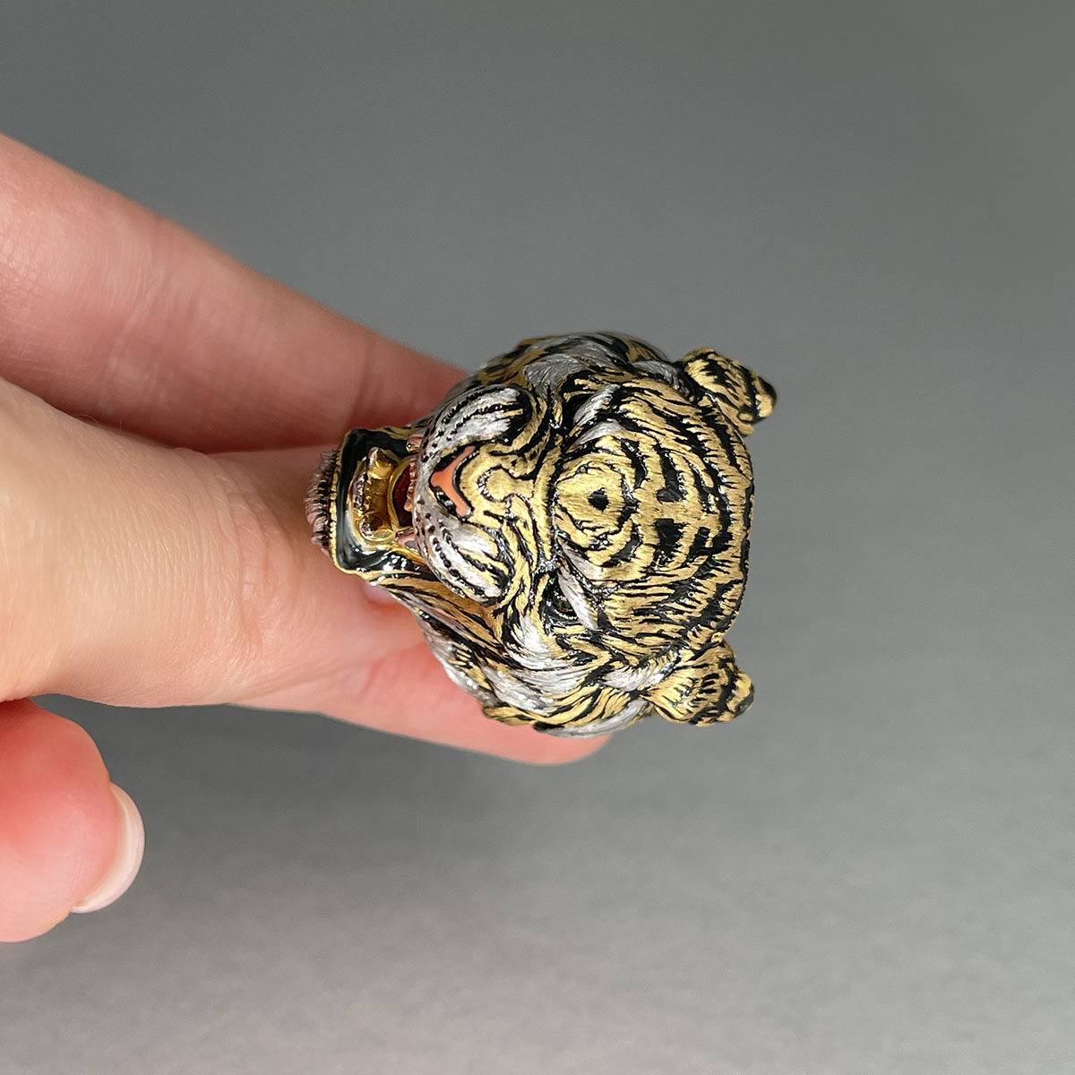 Мужское кольцо тигр с турмалином, эмалью из желтого золота 750 пробы, фото № 4