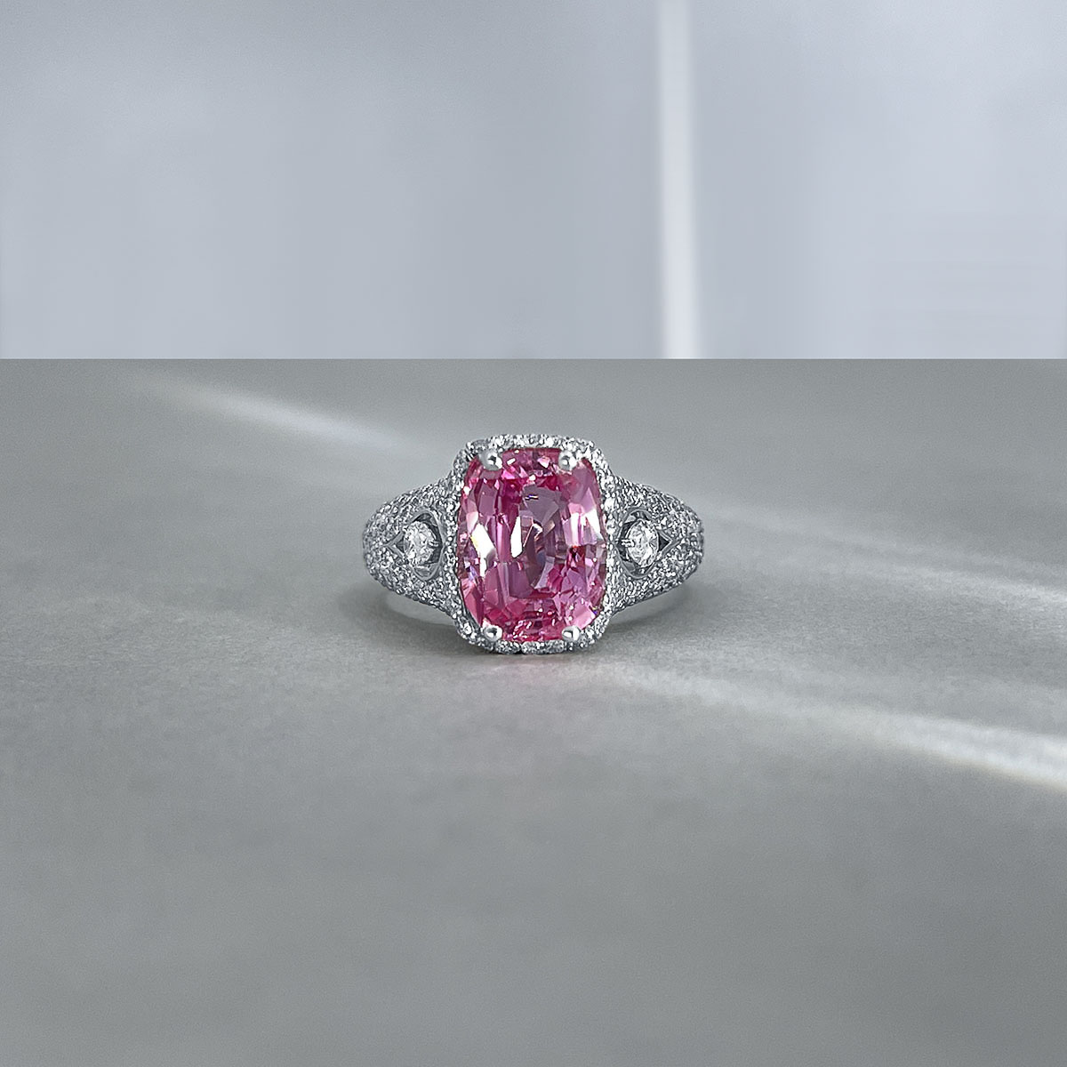 Кольцо с оранжево-розовым сапфиром Падпараджа, бриллиантами из белого золота 750 пробы, фото № 2
