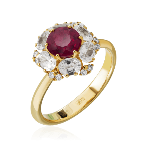 Кольцо с рубином, белыми сапфирами, бриллиантами из желтого золота 750 пробы (арт. 67808)