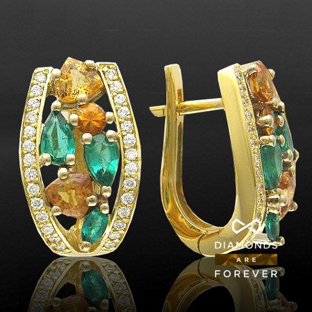 Серьги с изумрудами и цветными сапфирами в желтом и белом золоте 750 пробы Серьги с изумрудами и цветными сапфирами в желтом и белом золоте 750 пробыСерьги<br>Серьги из комбинированного золота 750 пробы, украшенные 56 бриллиантами общим весом 0.33 карат и 12 цветными драгоценными камнями<br>