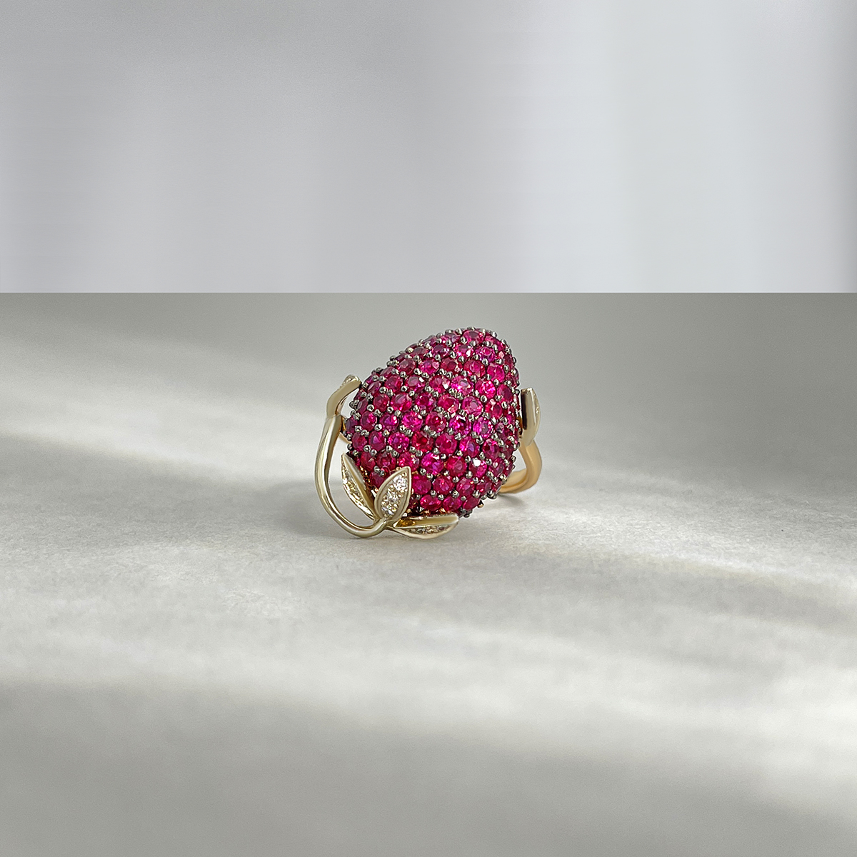 Кольцо с рубином, бриллиантами из комбинированного золота 750 пробы, фото № 2