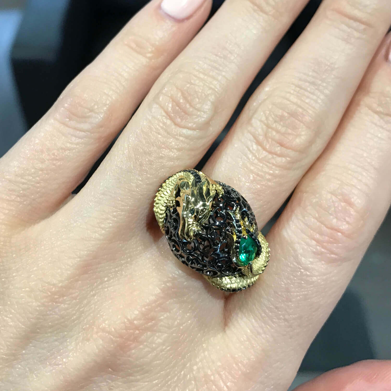 Кольцо Дракон с изумрудом, тсаворитом, бриллиантами из желтого золота 585 пробы, фото № 3
